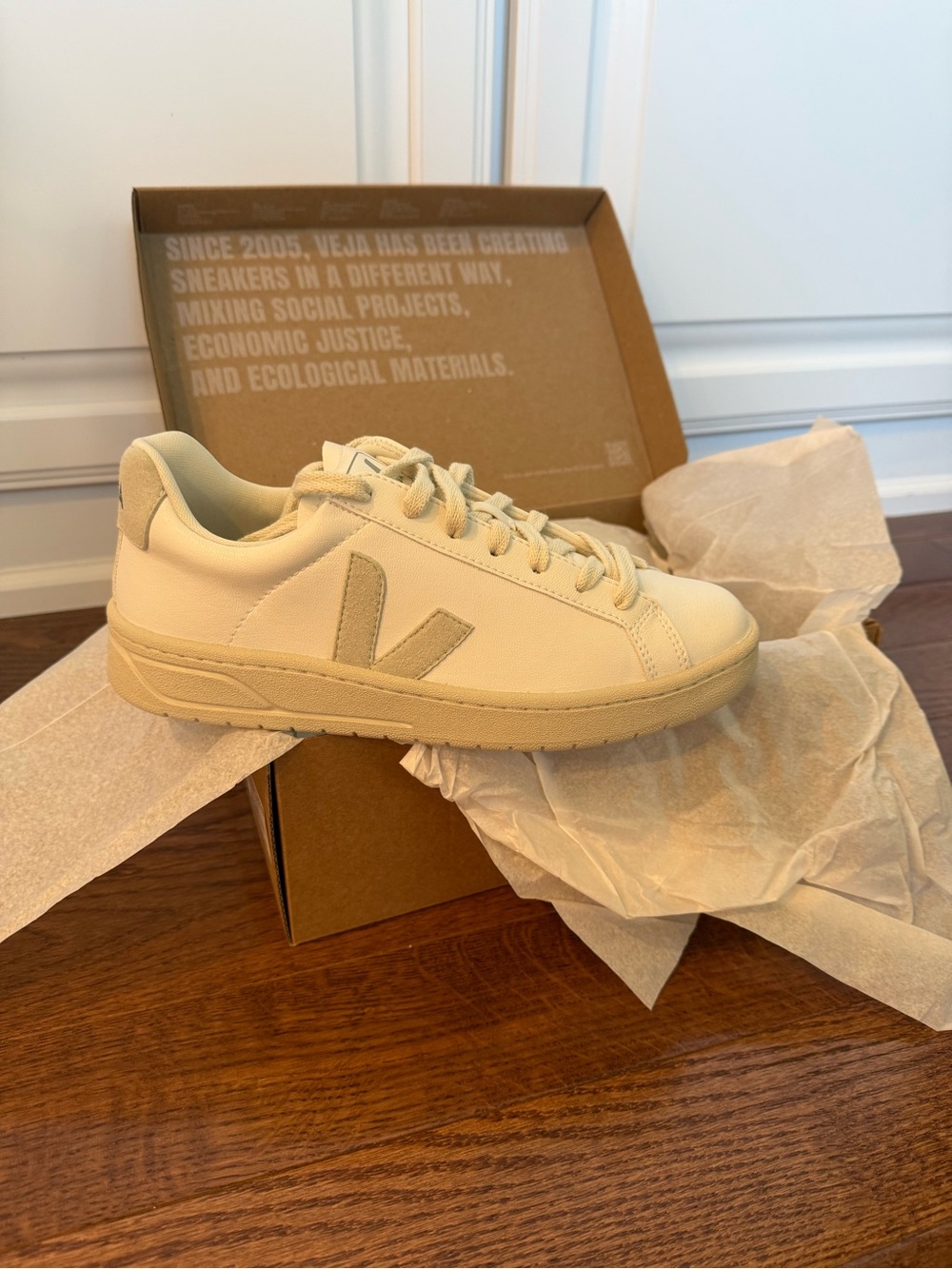 NWT Veja Urca Sneakers in Cream
